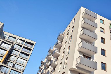 Modern bir apartmanın ön cephesi