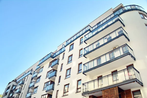 Elewacja Nowoczesnego Apartamentowca — Zdjęcie stockowe