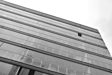 Ofis Binası. İşletme binası. Binanın dış. Siyah ve beyaz.