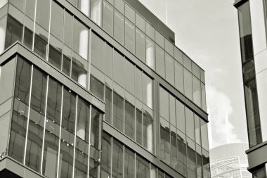 Ofis Binası. İşletme binası. Binanın dış. Siyah ve beyaz.