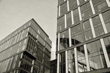 Ofis Binası. İşletme binası. Binanın dış. Siyah ve beyaz.