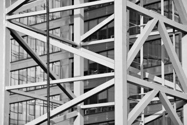 Modern teknoloji ile yüksek katlı ofis Merkezi İnşaatı. Gökyüzünün hafif bir arka plan üzerinde bir yapının parçası. Siyah ve beyaz.