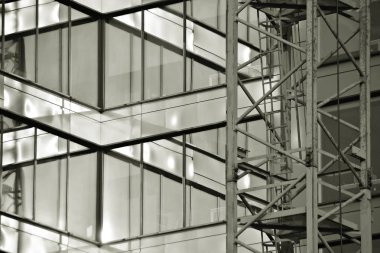 Modern teknoloji ile yüksek katlı ofis Merkezi İnşaatı. Gökyüzünün hafif bir arka plan üzerinde bir yapının parçası. Siyah ve beyaz.