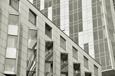 Ofis Binası. İşletme binası. Binanın dış. Siyah ve beyaz.