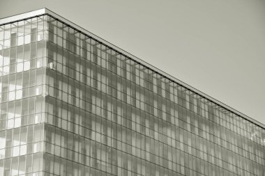 Modern bir apartman cephe. Siyah ve beyaz