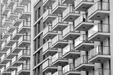 Modern bir apartman cephe. Siyah ve beyaz