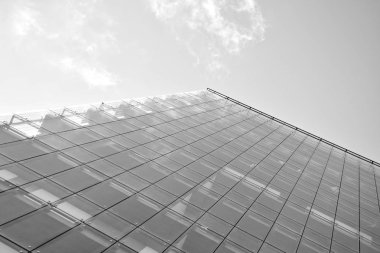 Modern bir apartman cephe. Siyah ve beyaz