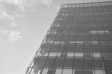 Modern bir apartman cephe. Siyah ve beyaz