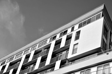 Modern bir apartman cephe. Siyah ve beyaz