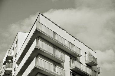 Modern bir apartman cephe. Siyah ve beyaz
