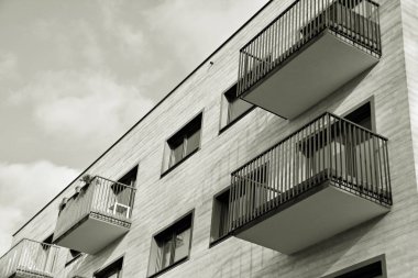 Modern bir apartman cephe. Siyah ve beyaz