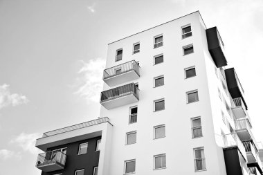 Modern bir apartman cephe. Siyah ve beyaz