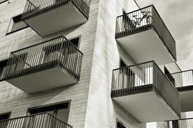 Modern bir apartman cephe. Siyah ve beyaz