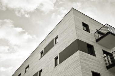 Modern bir apartman cephe. Siyah ve beyaz