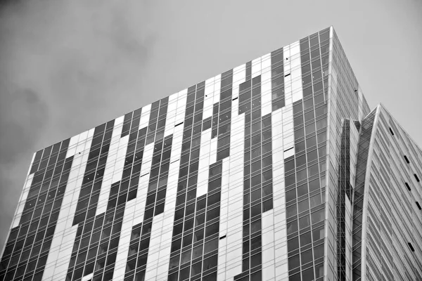 Fasada Nowoczesnego Apartamentowca Czarno Białe — Zdjęcie stockowe