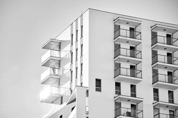 Fachada Moderno Edificio Apartamentos Blanco Negro —  Fotos de Stock