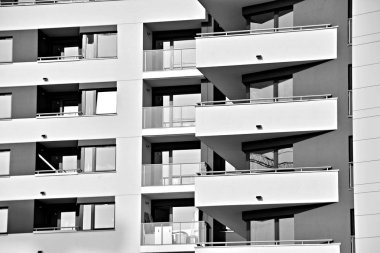 Modern bir apartman cephe. Siyah ve beyaz