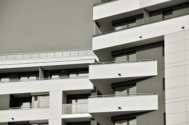 Modern bir apartman cephe. Siyah ve beyaz