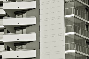 Modern bir apartman cephe. Siyah ve beyaz