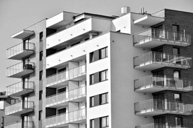 Modern bir apartman cephe. Siyah ve beyaz