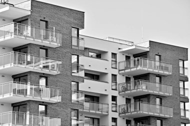 Modern bir apartman cephe. Siyah ve beyaz