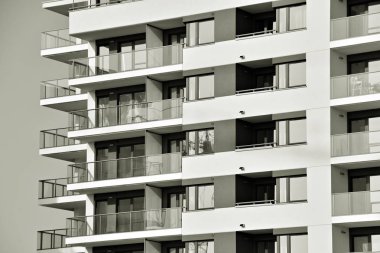 Modern bir apartman cephe. Siyah ve beyaz