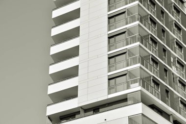 Modern bir apartman cephe. Siyah ve beyaz
