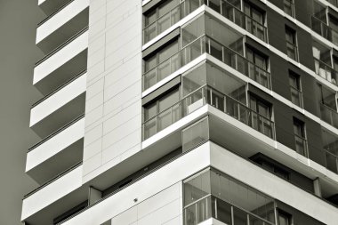 Modern bir apartman cephe. Siyah ve beyaz