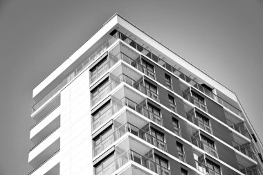 Modern bir apartman cephe. Siyah ve beyaz