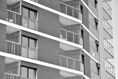 Modern bir apartman cephe. Siyah ve beyaz