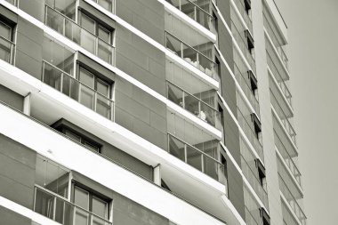 Modern bir apartman cephe. Siyah ve beyaz