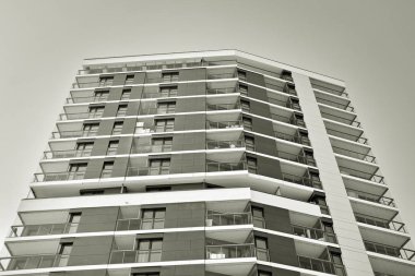 Modern bir apartman cephe. Siyah ve beyaz