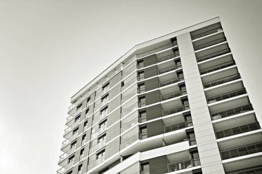 Modern bir apartman cephe. Siyah ve beyaz