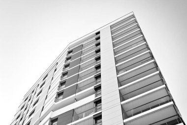 Modern bir apartman cephe. Siyah ve beyaz
