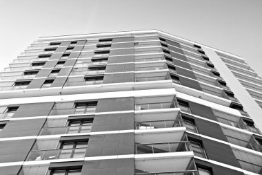 Modern bir apartman cephe. Siyah ve beyaz