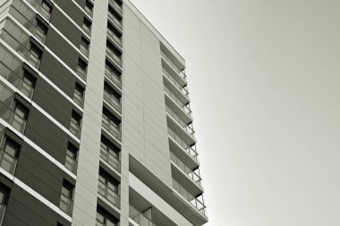 Modern bir apartman cephe. Siyah ve beyaz