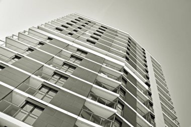 Modern bir apartman cephe. Siyah ve beyaz