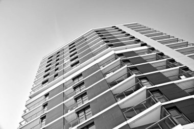 Modern bir apartman cephe. Siyah ve beyaz