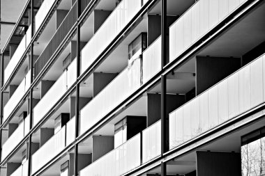 Modern bir apartman cephe. Siyah ve beyaz