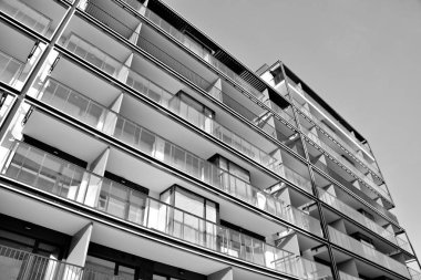 Modern bir apartman cephe. Siyah ve beyaz