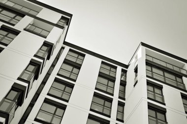 Modern bir apartman cephe. Siyah ve beyaz