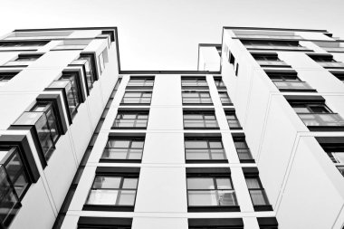 Modern bir apartman cephe. Siyah ve beyaz