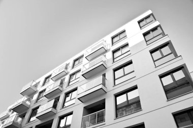 Modern bir apartman cephe. Siyah ve beyaz