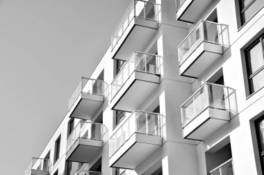 Modern bir apartman cephe. Siyah ve beyaz