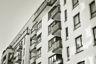 Modern bir apartman cephe. Siyah ve beyaz