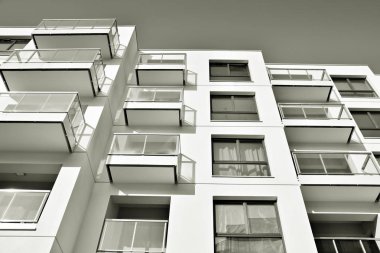 Modern bir apartman cephe. Siyah ve beyaz