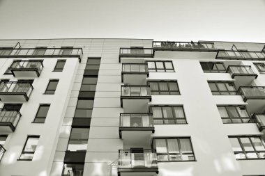 Modern bir apartman cephe. Siyah ve beyaz