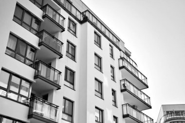 Modern bir apartman cephe. Siyah ve beyaz