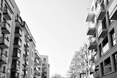 Modern bir apartman cephe. Siyah ve beyaz