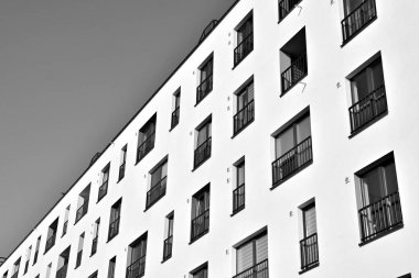 Modern bir apartman cephe. Siyah ve beyaz